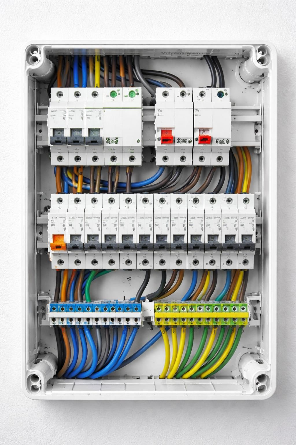 découvrez comment installer un tableau électrique en saillie grâce à notre guide pratique complet, incluant des conseils essentiels pour une installation sûre et conforme aux normes.