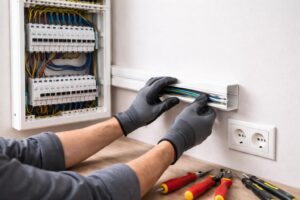 découvrez comment poser une goulotte électrique facilement et rapidement grâce à nos conseils pratiques étape par étape, pour une installation sécurisée et efficace.